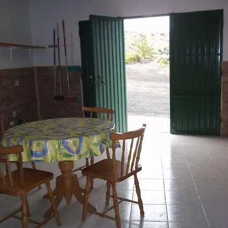 Sleeps 6 Wifi Apartment